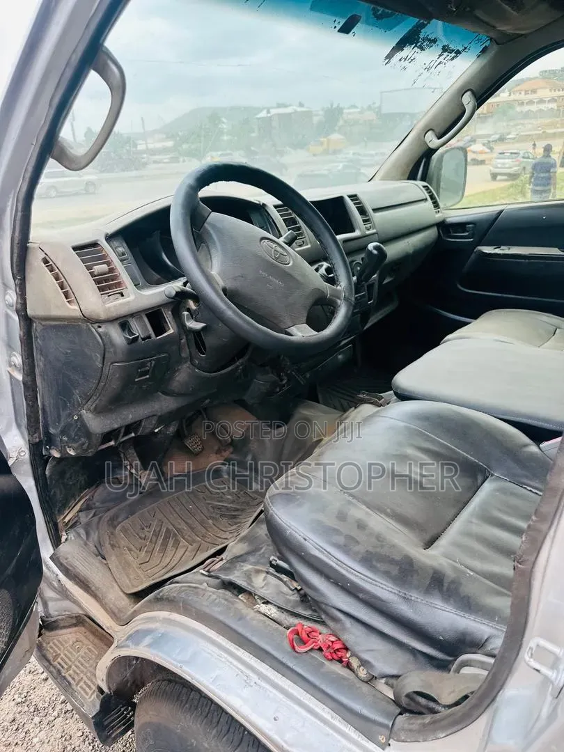 Toyota HiAce 2013