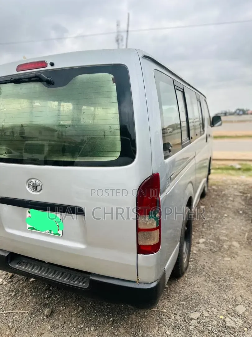 Toyota HiAce 2013