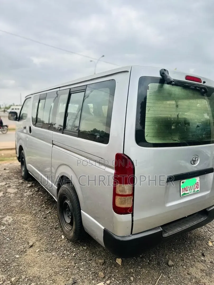 Toyota HiAce 2013