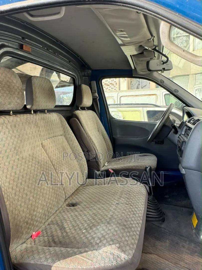 Toyota HiAce 2002 Blue