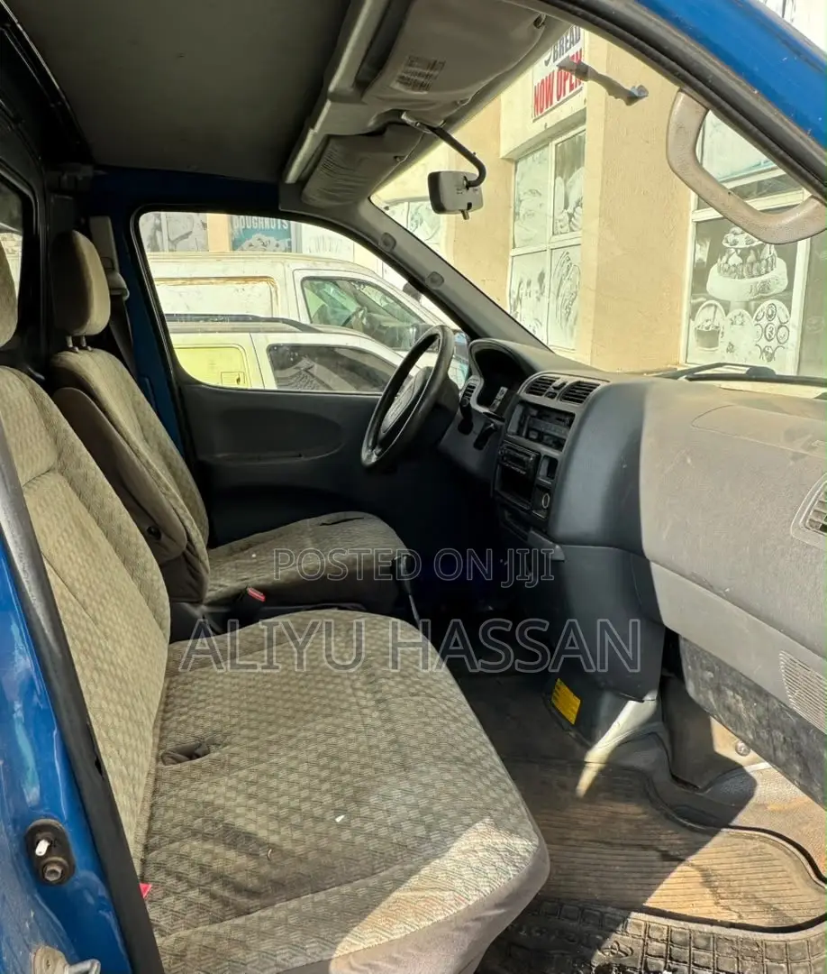 Toyota HiAce 2002 Blue
