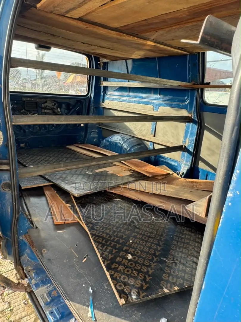 Toyota HiAce 2002 Blue