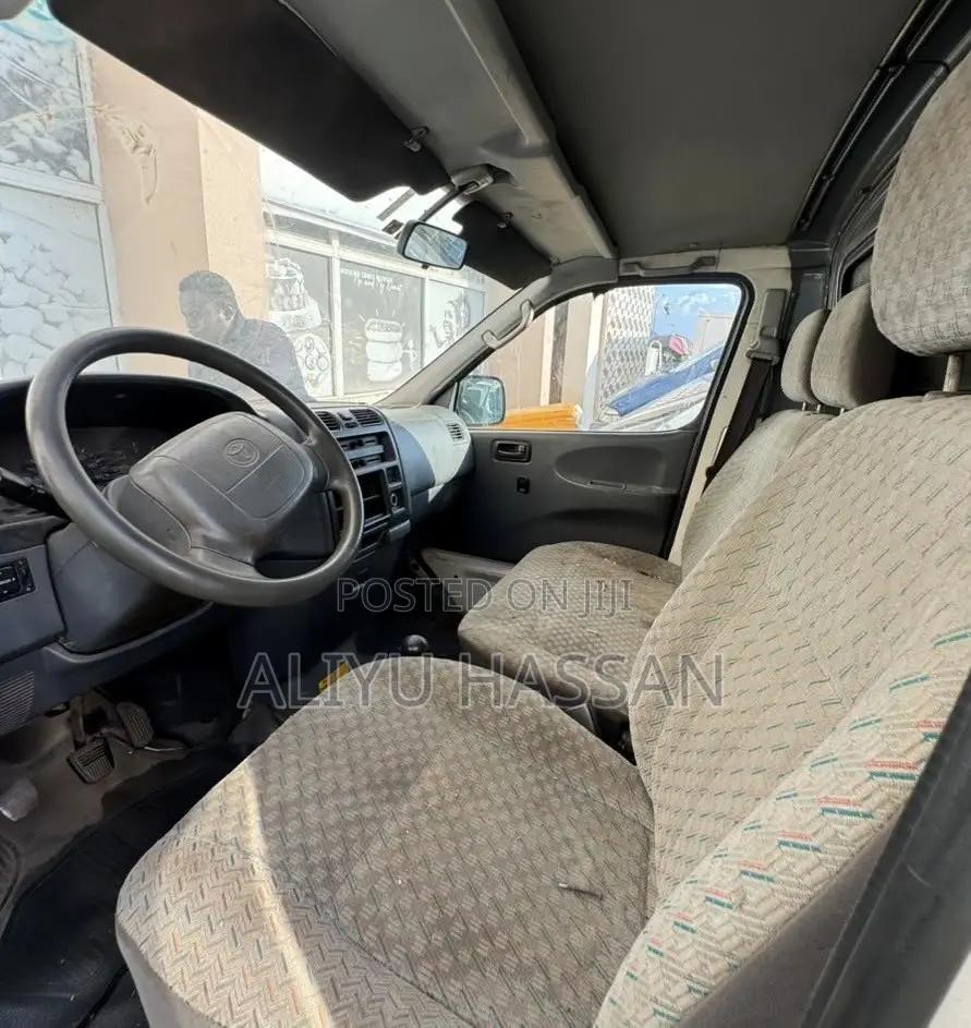 Toyota HiAce 2002 Silver
