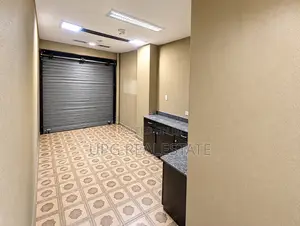 Ground-Floor Open-Plan Commercial Space
