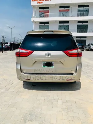 Toyota Sienna 2016 Gold