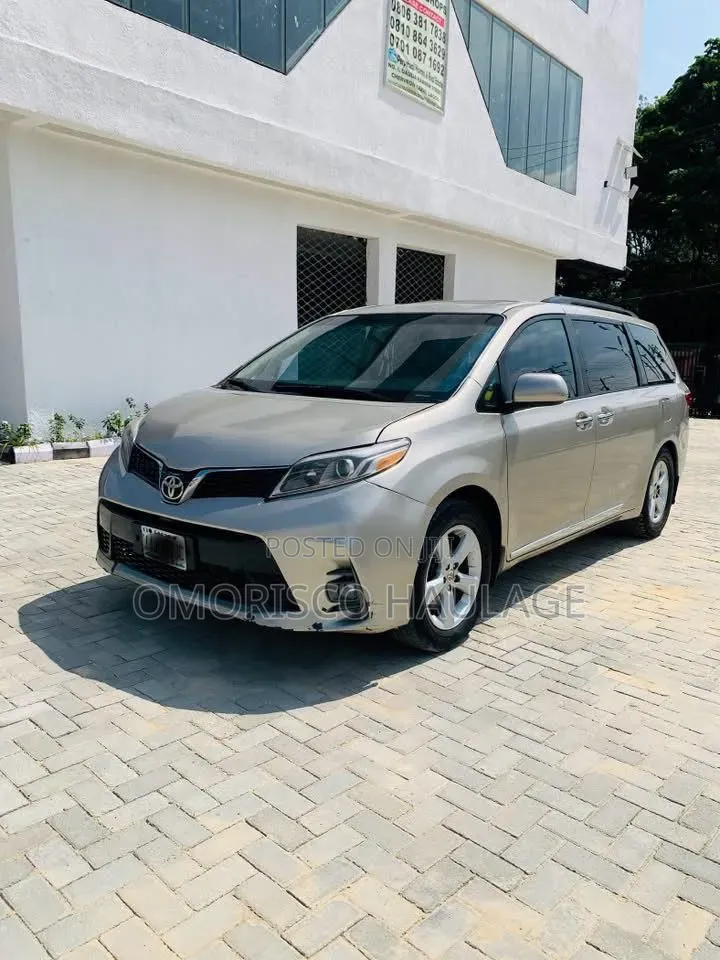 Toyota Sienna 2016 Gold