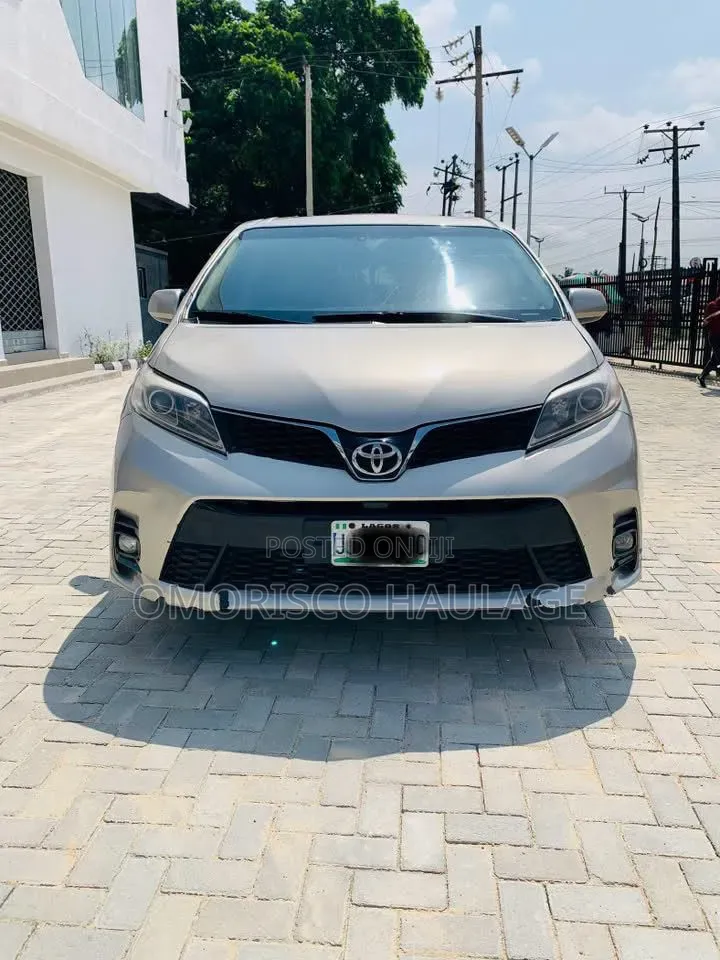 Toyota Sienna 2016 Gold