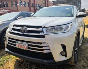 Toyota Highlander XLE 4x4 V6 (3.5L 6cyl 8A) 2017 White