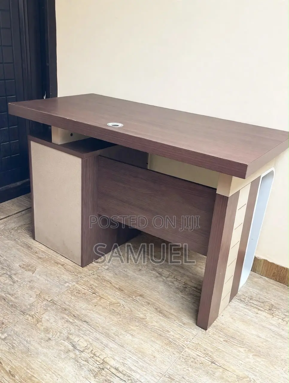 Modern Executive Office Table – Stylish, Strong Durable