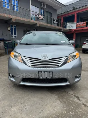 Toyota Sienna XLE 8-Passenger 4dr Minivan (3.5L 6cyl 6A) 2015 Gray