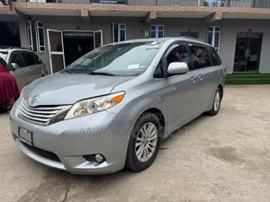 Toyota Sienna XLE 8-Passenger 4dr Minivan (3.5L 6cyl 6A) 2015 Gray