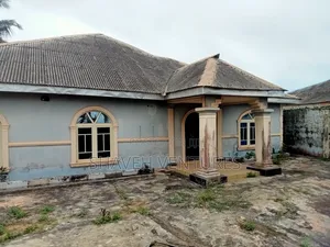 5bdrm Bungalow in Water Water Ado Ota for rent