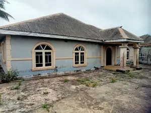 5bdrm Bungalow in Water Water Ado Ota for rent