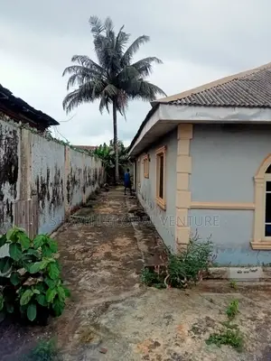 5bdrm Bungalow in Water Water Ado Ota for rent