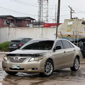 Toyota Camry XLE V6 4dr Sedan (3.5L 6cyl 6AM) 2009 Gold
