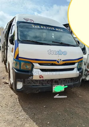 Toyota HiAce 2013 White