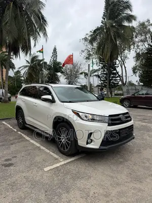 Toyota Highlander SE 4x2 V6 (3.5L 6cyl 8A) 2017 White