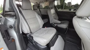 Toyota Sienna Limited Premium AWD 2019 Silver