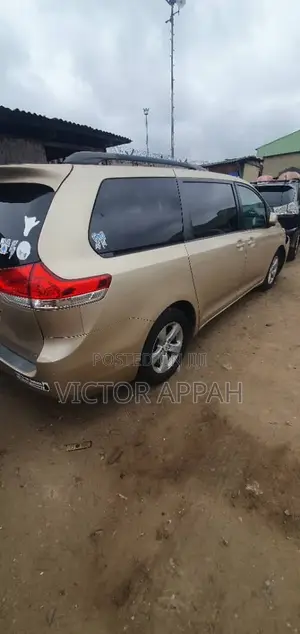 Toyota Sienna LE 7 Passenger Mobility 2012 Gold