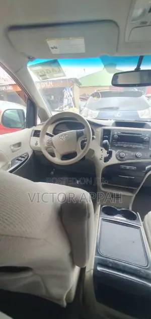 Toyota Sienna LE 7 Passenger Mobility 2012 Gold