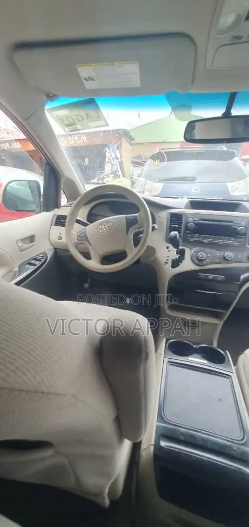 Toyota Sienna LE 7 Passenger Mobility 2012 Gold