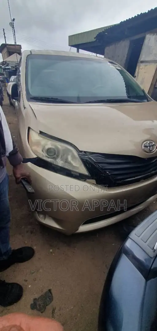 Toyota Sienna LE 7 Passenger Mobility 2012 Gold
