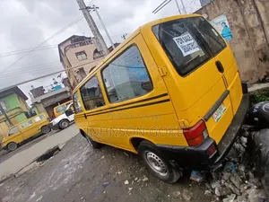 Volkswagen Transporter 2004 Yellow