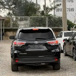 Toyota Highlander LE 4dr SUV AWD (3.5L 6cyl 6A) 2014 Black