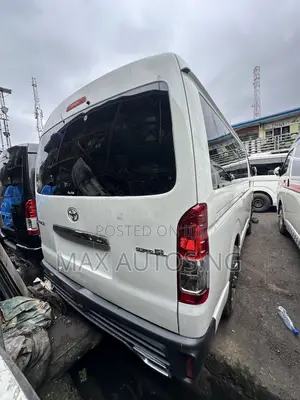 Toyota HiAce 2021 White