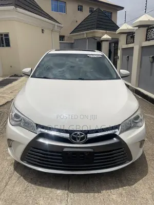 Toyota Camry XLE 4dr Sedan (2.5L 4cyl 6A) 2015 Off white