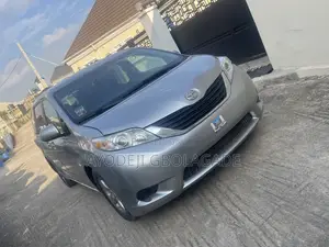 Toyota Sienna LE 8 Passenger (3.5L 6cyl 6A) 2016 Gray