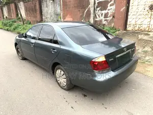 Toyota Camry LE 4dr Sedan (2.4L 4cyl 5A) 2005 Green