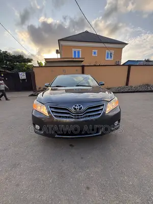 Toyota Camry XLE 4dr Sedan (2.5L 4cyl 6A) 2011 Gray