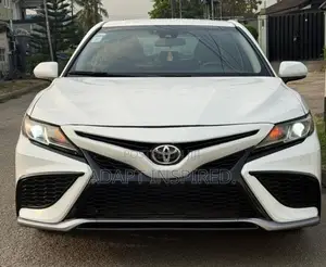 Toyota Camry SE FWD (2.5L 4cyl 8AM) 2018 White