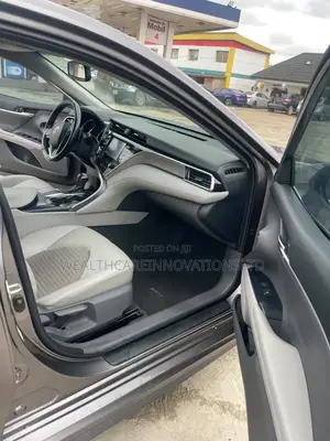 Toyota Camry SE FWD (2.5L 4cyl 8AM) 2018 Gray