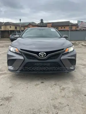 Toyota Camry SE FWD (2.5L 4cyl 8AM) 2018 Gray