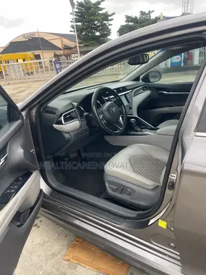 Toyota Camry SE FWD (2.5L 4cyl 8AM) 2018 Gray