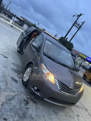 Toyota Sienna SE 8-Passenger 4dr Minivan (3.5L 6cyl 6A) 2014 Blue