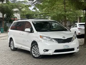 Toyota Sienna XLE 7-Passenger 4dr Minivan AWD (3.5L 6cyl 6A) 2014 White