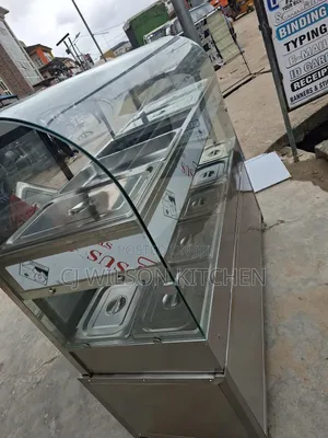 Foriegn Foodwaremer With Table