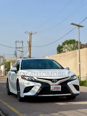 Toyota Camry SE (2.5L 4cyl 8A) 2019 White