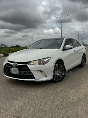 Toyota Camry SE w/Special Edition Pkg (2.5L 4cyl 6A) 2016 White