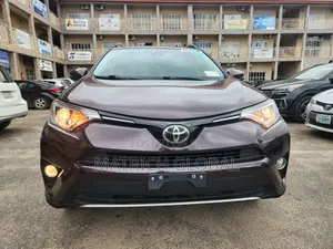 Toyota RAV4 XLE 4dr SUV AWD (2.5L 4cyl 6A) 2018 Maroon