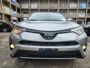 Toyota RAV4 XLE 4dr SUV AWD (2.5L 4cyl 6A) 2018 Silver