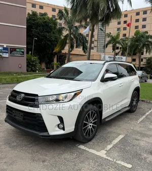 Toyota Highlander SE 4x4 V6 (3.5L 6cyl 8A) 2017 White