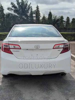 Toyota Camry SE Sport 4dr Sedan (2.5L 4cyl 6A) 2014 White