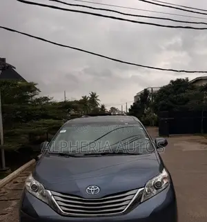 Toyota Sienna XLE 8 Passenger (3.5L 6cyl 6A) 2016 Blue