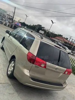 Toyota Sienna XLE Limited AWD 2006 Gold