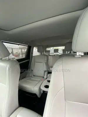 Toyota Highlander XLE 4x4 V6 (3.5L 6cyl 8A) 2018 Silver