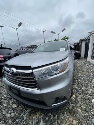 Toyota Highlander XLE 4x4 V6 (3.5L 6cyl 8A) 2018 Silver